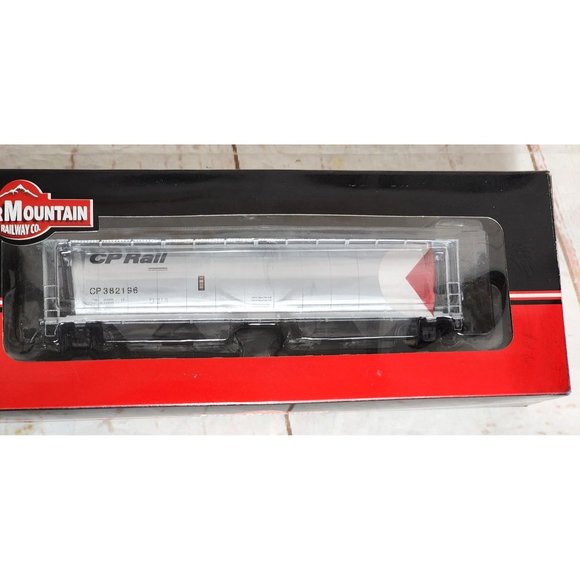 Inter Mountain Railway Co.45221-05 Cylindrical Covered CP Silver Car Model Train - Picture 9 of 11